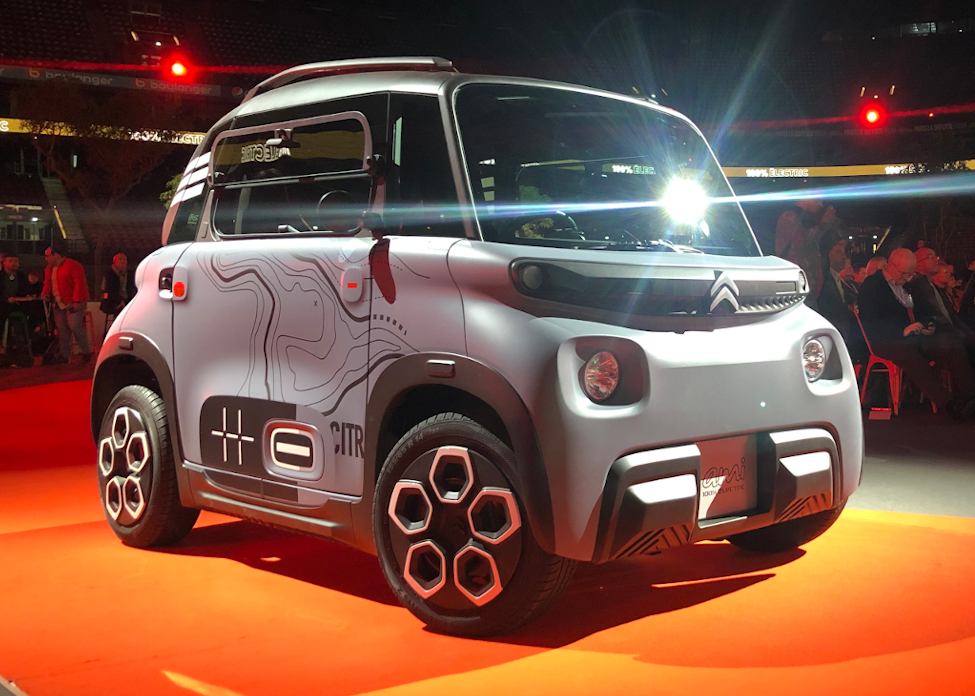 Location de voiture sans permis entre particuliers - deux personnes &eacute;changeant les cl&eacute;s d'une VSP &eacute;lectrique